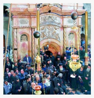 Turistas Esperan Para Entrar Al Edículo De Mármol - Synagogue
