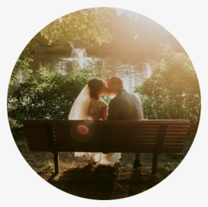 Newly Wed Couple Kissing On Bench - Lugares Para Hacer Fotos En Aragon