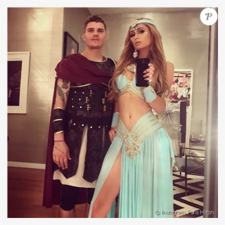 Selfie De Paris Hilton Et Son Compagnon Chris Zylka - Belly Dancing Halloween Costume College