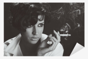 Elegant Brunette Woman Smoking A Cigarette On Black - Dar Jezyków Als Ebook Von Rosa Ribas, Sabine Hofmann